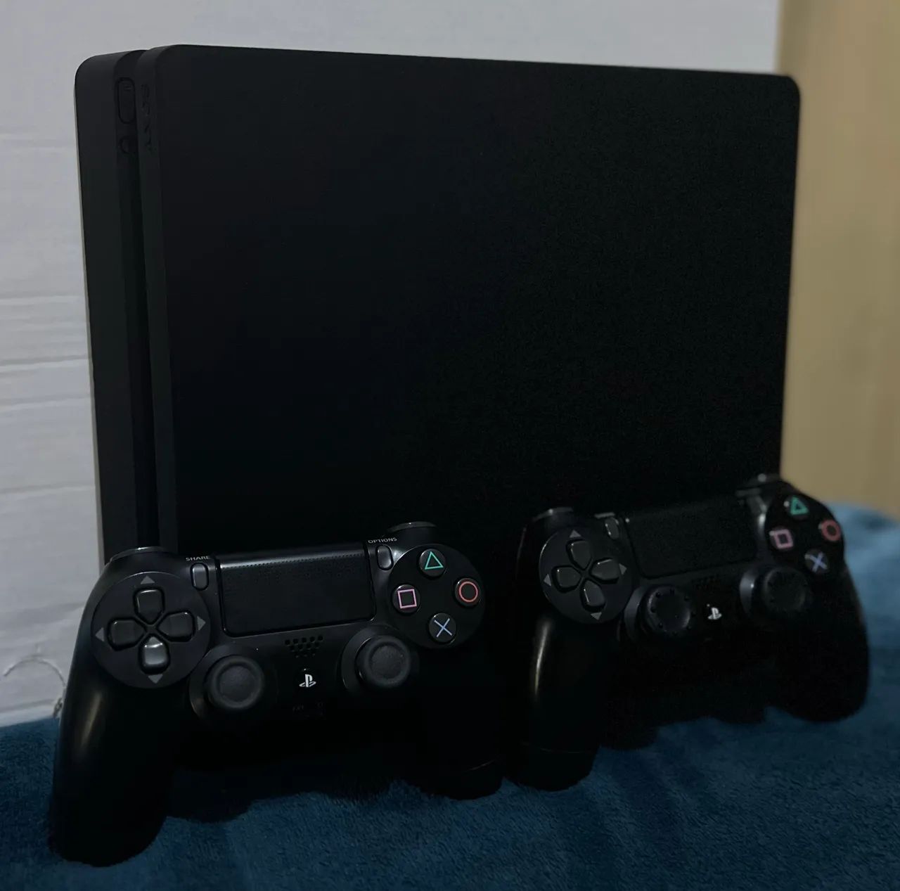 PlayStation 4 slim 1TB - 2 controles originais  - Foto 2