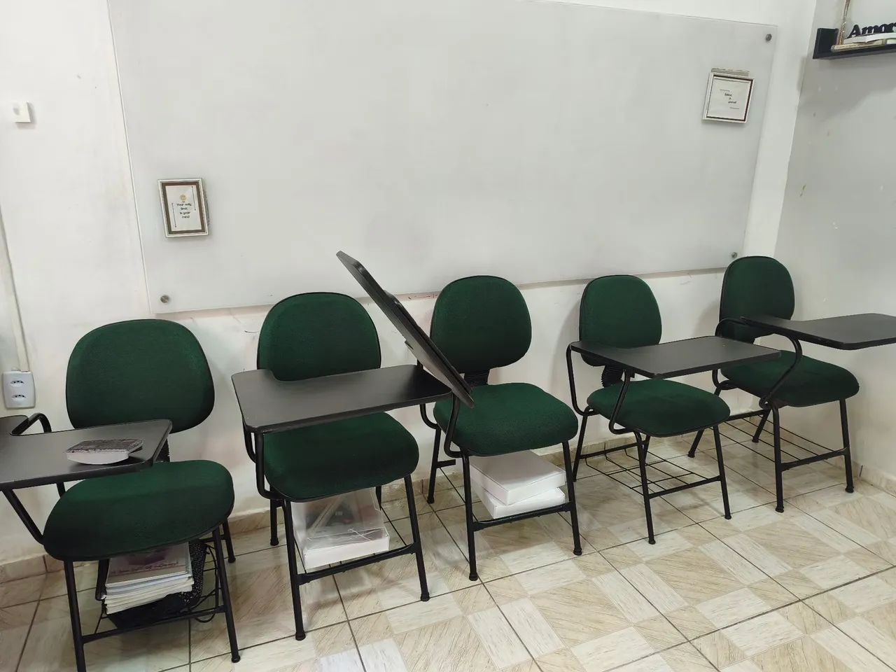 Cadeira universitária com mesa flexível 