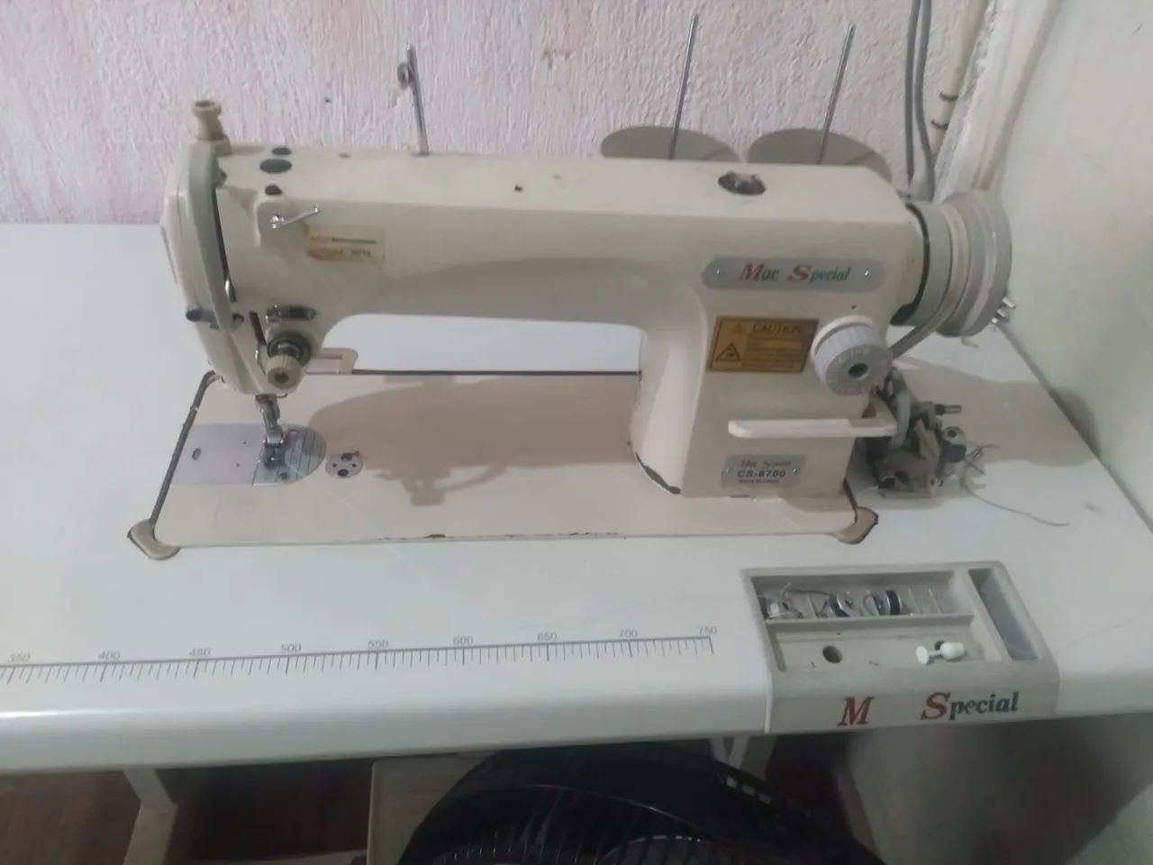 Máquina de costura reta muito nova 