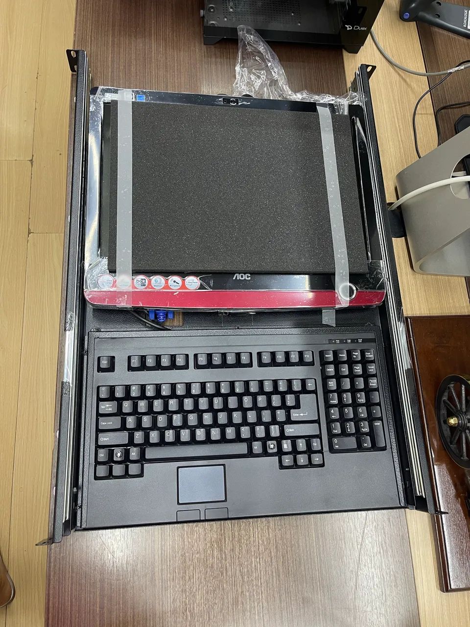 Console KVM Rack 19 com Monitor AOC + Teclado - Foto 4