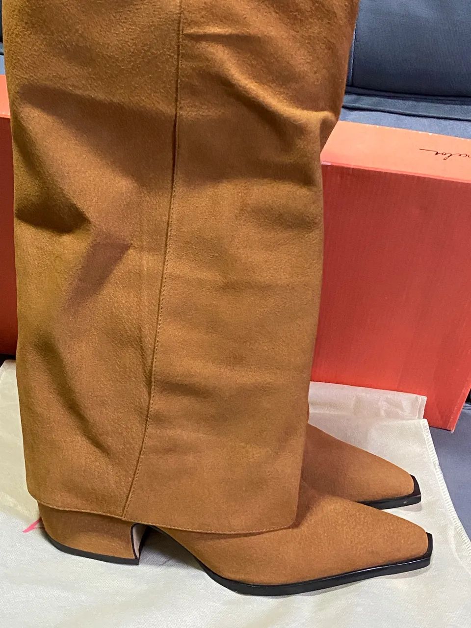 Bota de couro camurça caramelo cano alto  - Foto 2