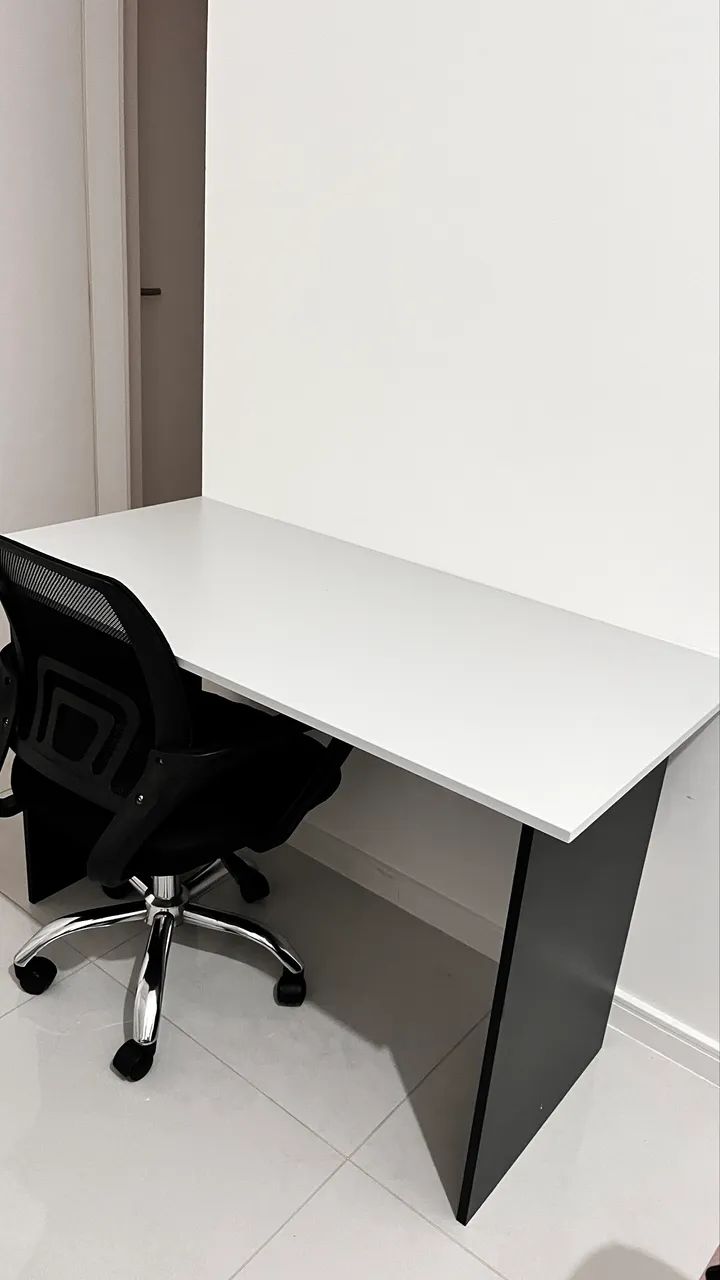 Mesa e cadeiras para trabalho ou estudo 