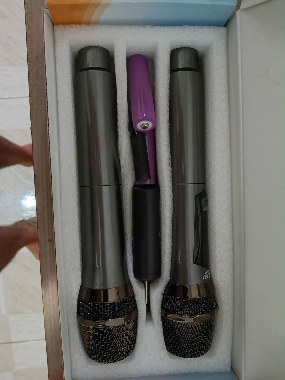 Dois microfones sem fio