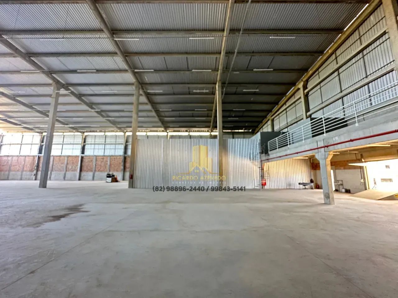 Galpão com 2.163m², 03 Docas com plataformas, Mezanino e banheiros