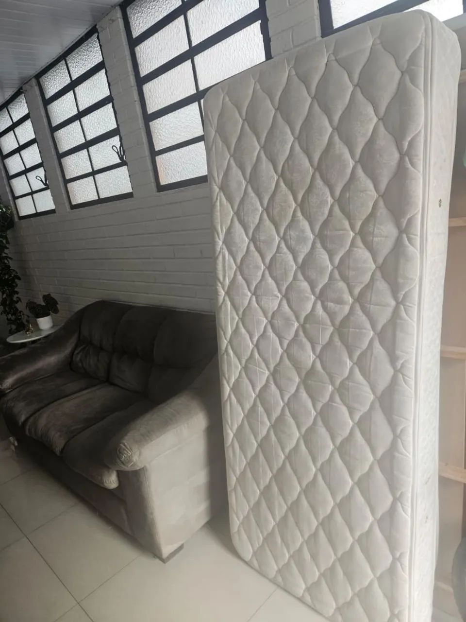 Sofá 2 e 3 lugares e cama solteira com colchão  - Foto 5
