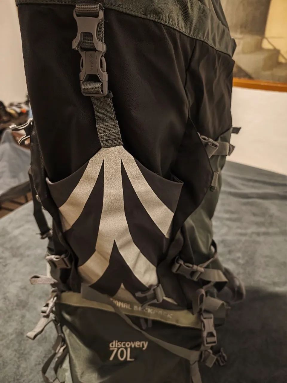Mochila Naturehike Discovery de 70+5 L, cor preta e cinza.  - Foto 4