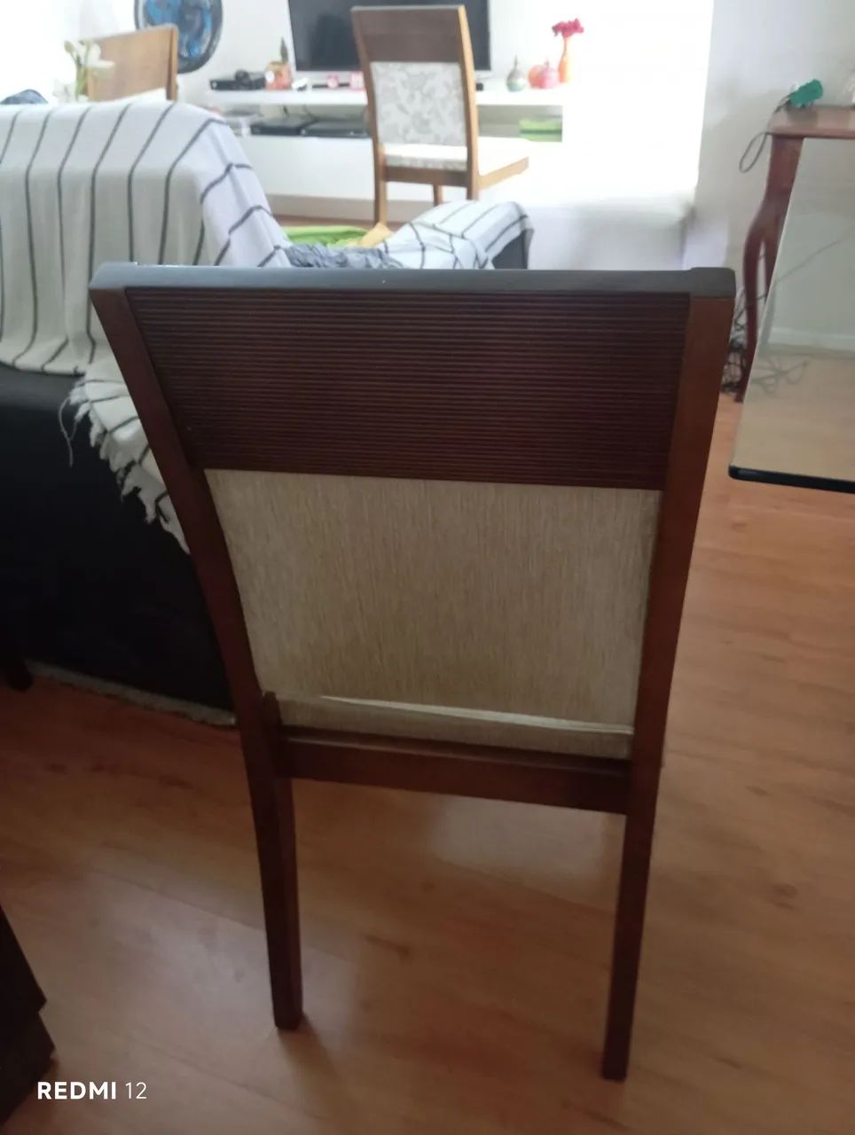 Uma mesa  com 4 cadeiras - Foto 3
