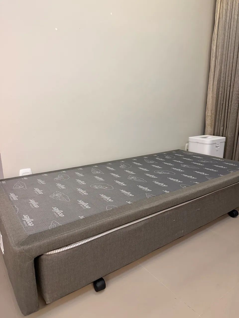 Cama solteiro com suporte 