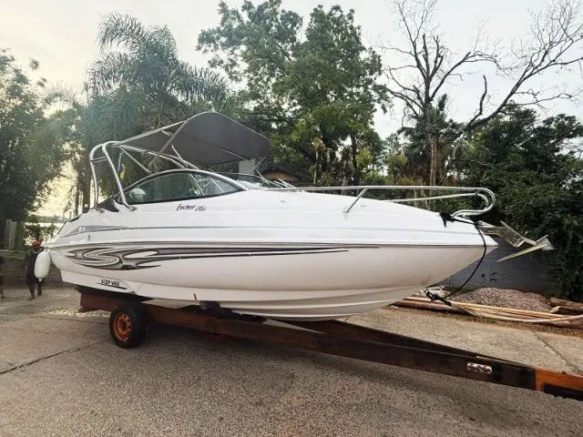 Lancha Focker 215i - Ano 2010 - Mercruiser 220Hp