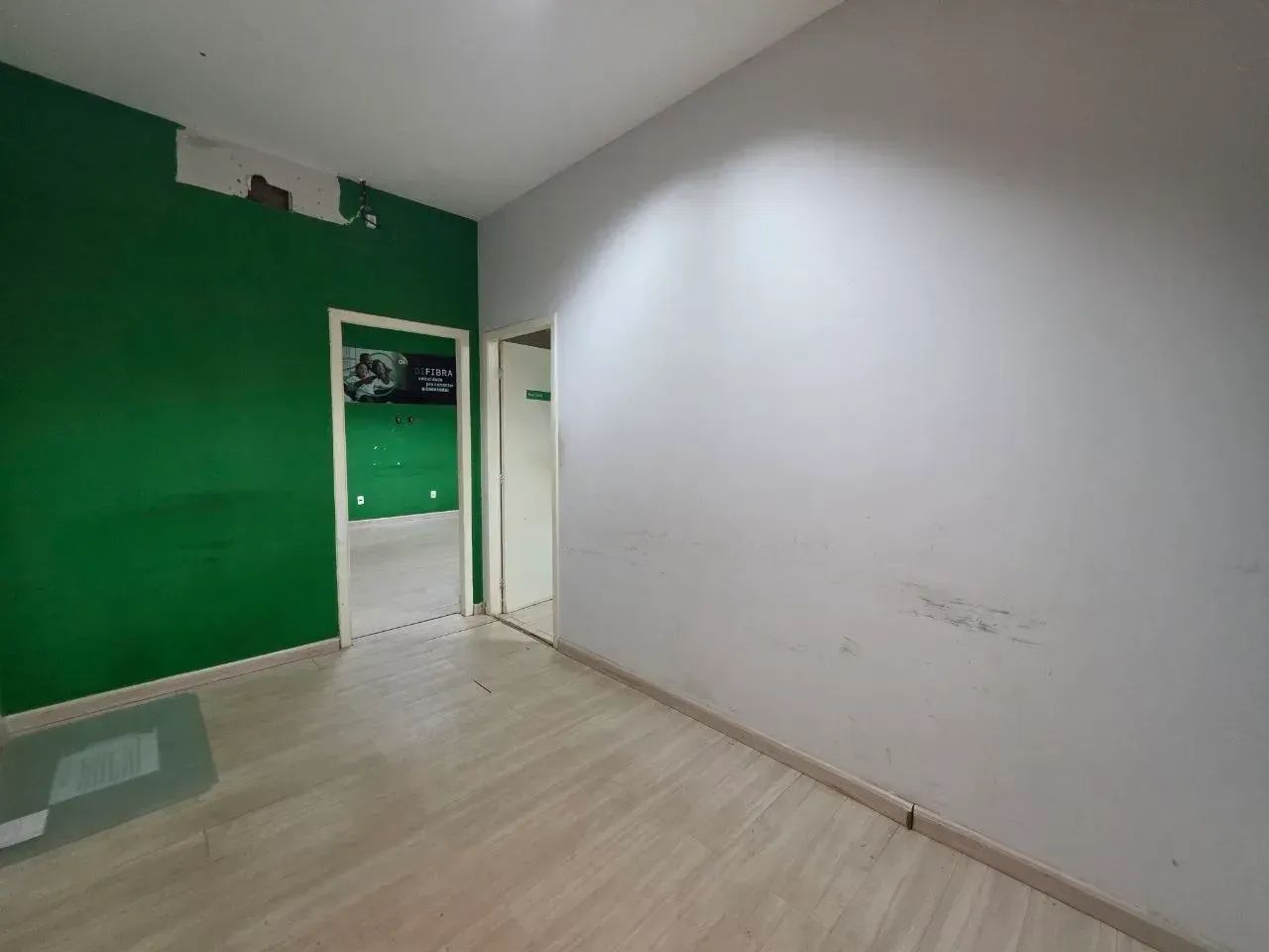 Sala Comercial 1º Pavimento 40 m² com  divisões mais cozinha água incluso - Centro