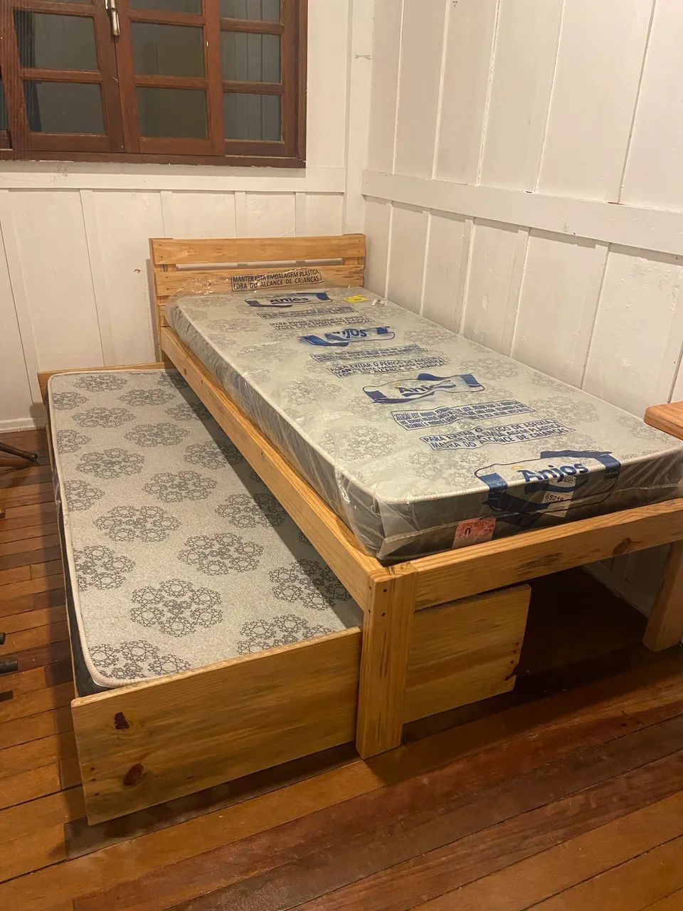 Cama de madeira maciça 