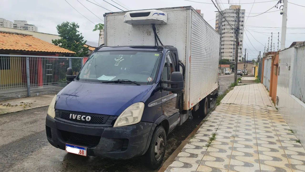 Caminhão baú refrigerado 