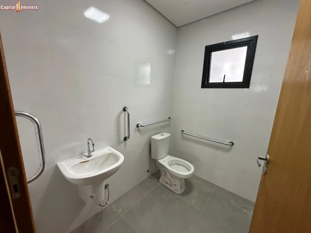 Salão com 3 WCs. (sendo 2 para deficiente), Mezanino, área externa e copa. Excelente local - Foto 2