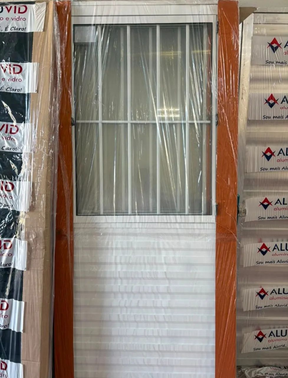 Porta de Alumínio Branco Com Vidro e Grade - NOVA