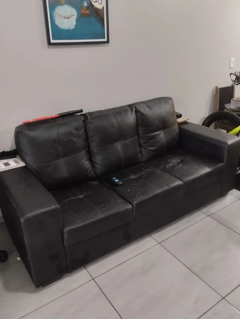sofá courino- com algumas marcas de uso