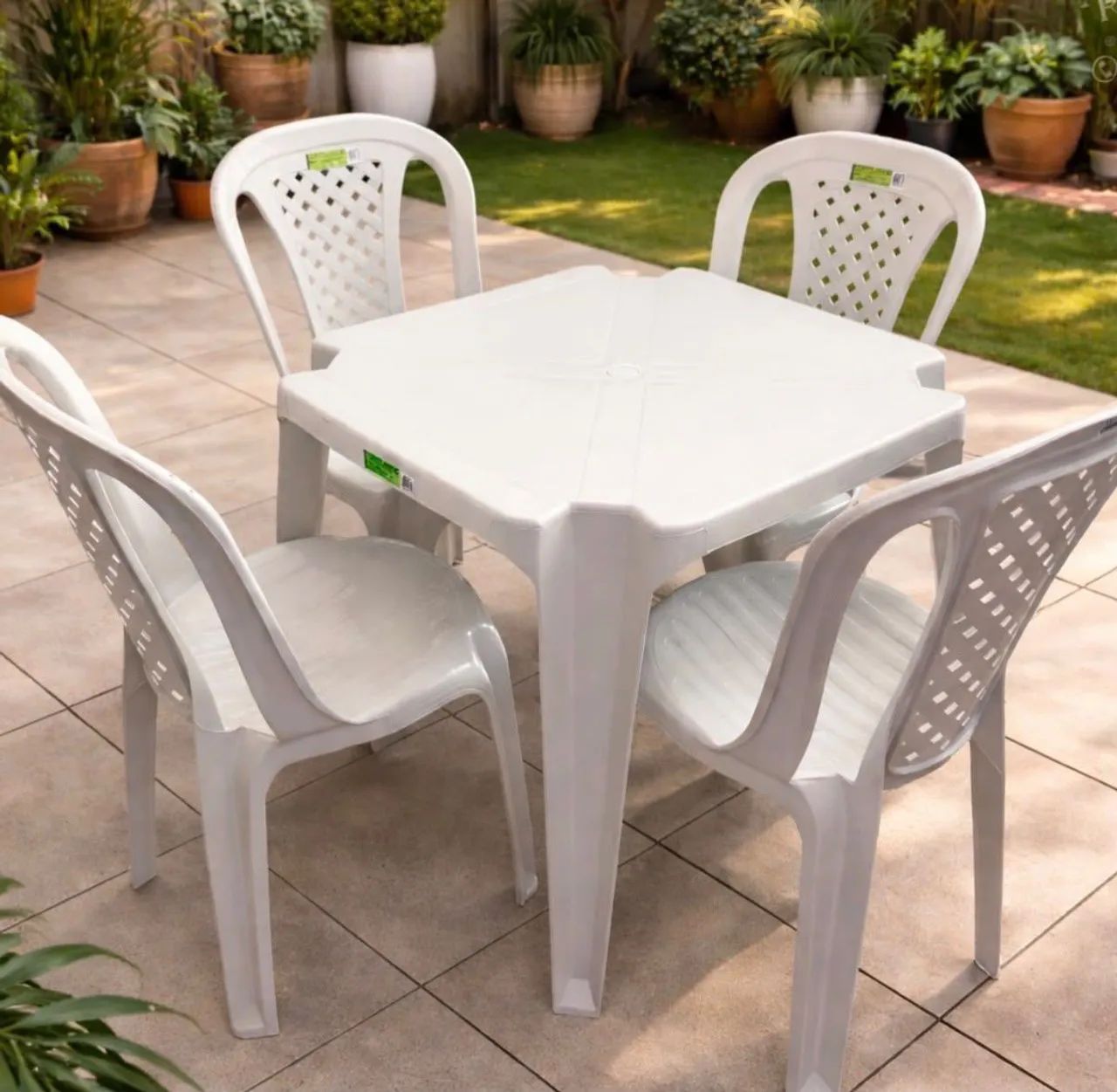 Mesa com cadeiras de plástico 