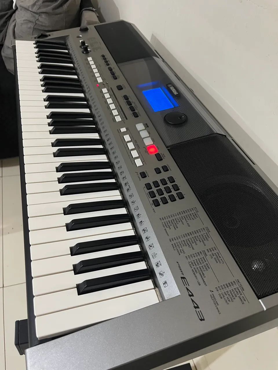 Teclado YAMAHA PSR E443 - Foto 5