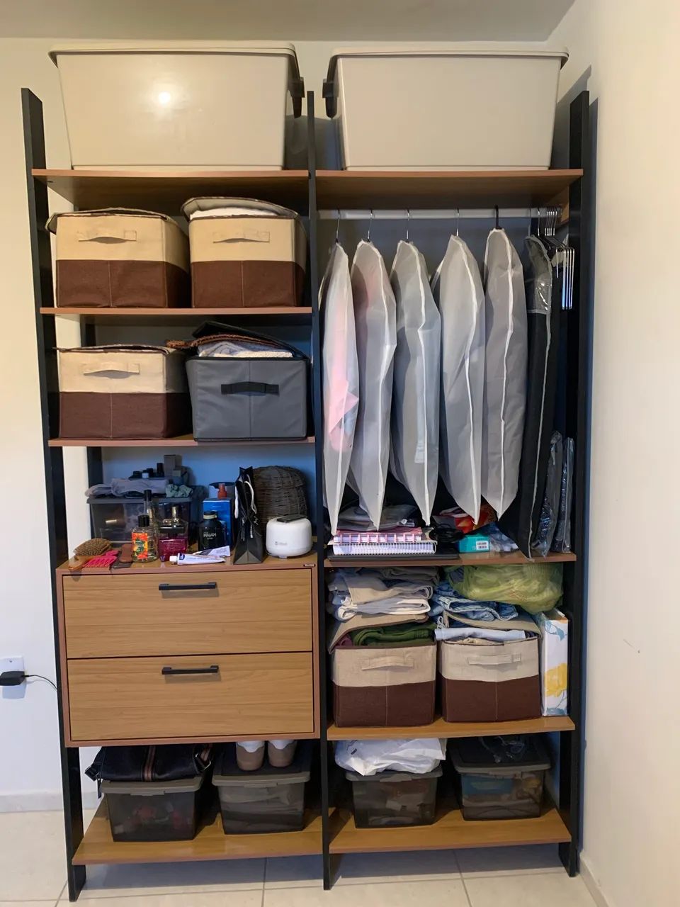 Guarda roupa aberto e conservado