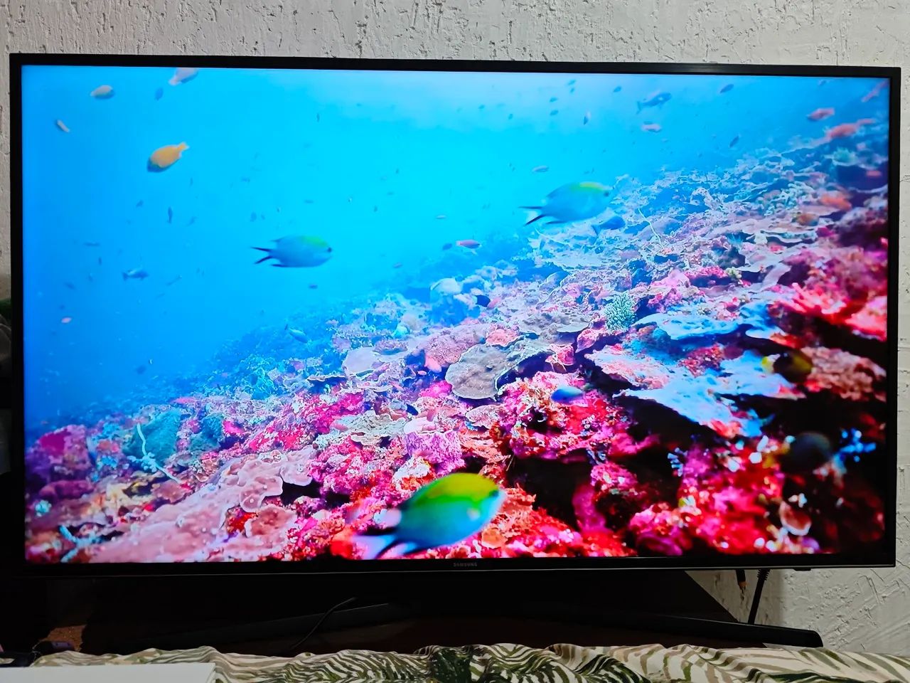 Smart tv Samsung 50" uhd 4k hdr Premium, Dolby digital plus e mais .. - Foto 2