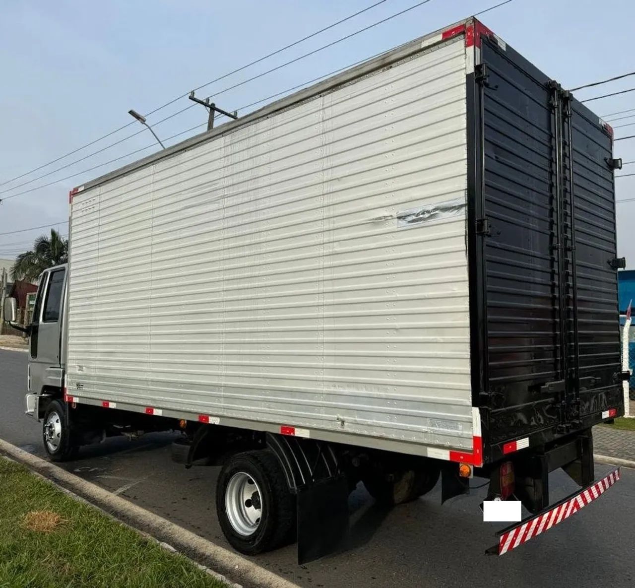 Ford Cargo 815 Baú 2010 - Foto 4