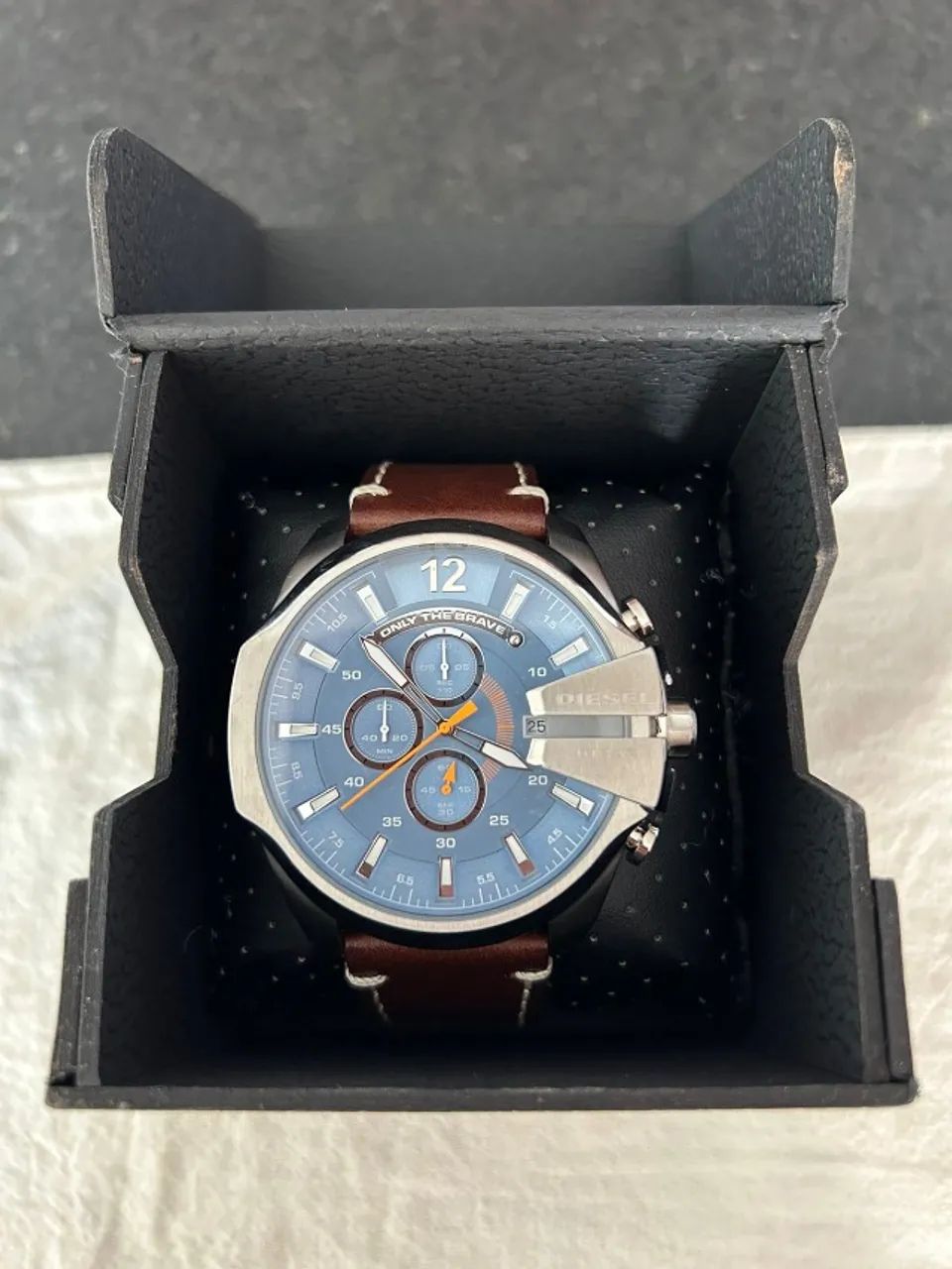 Relógio Diesel Mega Chief com Pulseira de Couro