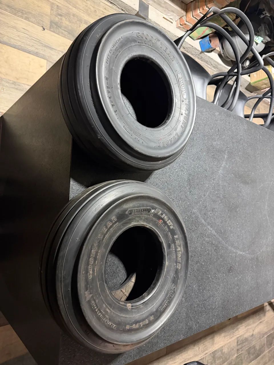 Vendo par de pneus Goodyear 19.5x6.75-8  - Foto 2