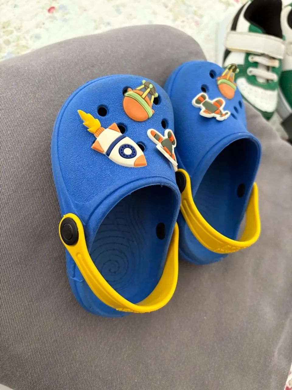 Sapatinhos bibi e crocs com preço até 30,00 - Foto 3