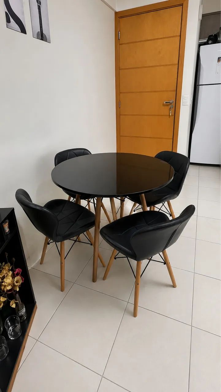 Mesa Eiffel redonda com 4 cadeiras 
