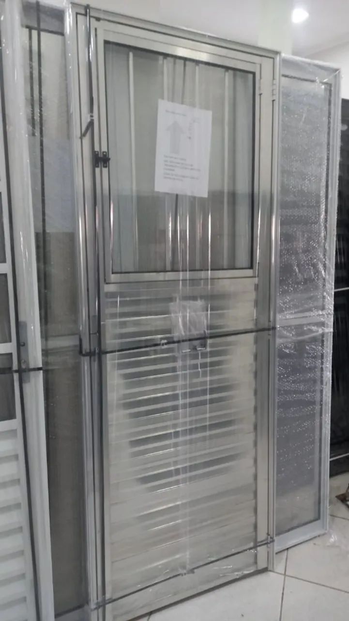 PORTA DE ALUMÍNIO COM VIDRO E GRADE DIRETO DA FÁBRICA - QUEIMA DE ESTOQUE - Foto 6