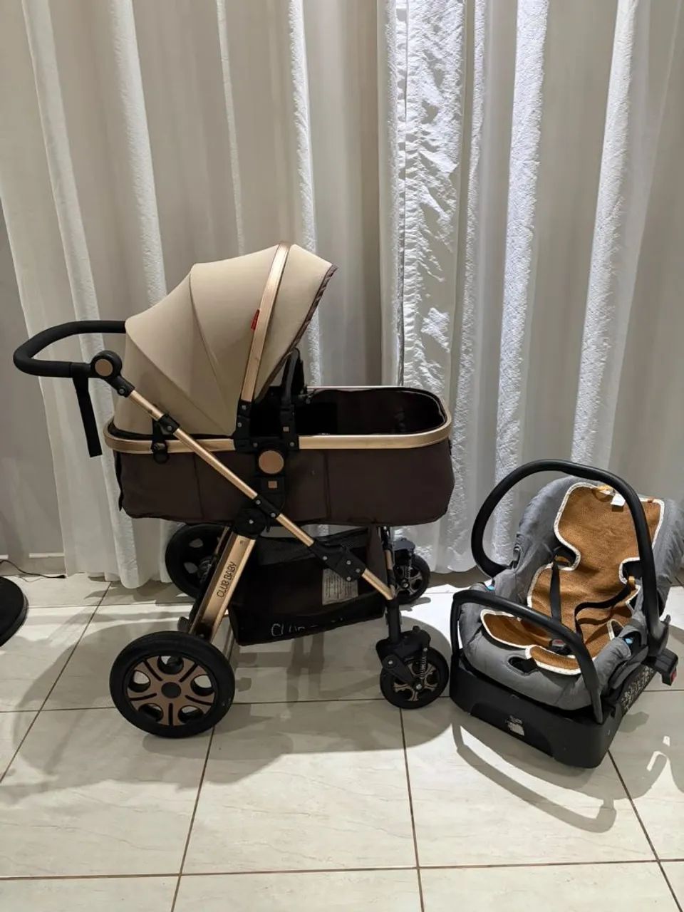 Carrinho de bebê Moisés com bebê conforto e base veícular 
