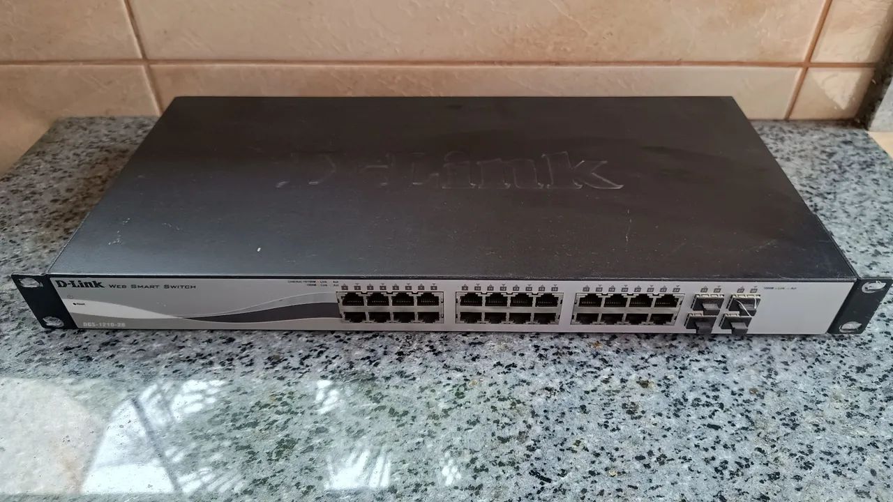 Vendo Switch D-LINK Gerenciavel 28 Portas, 10/100/1000MBPS e 4 Portas Combo GIGABIT/SFP.