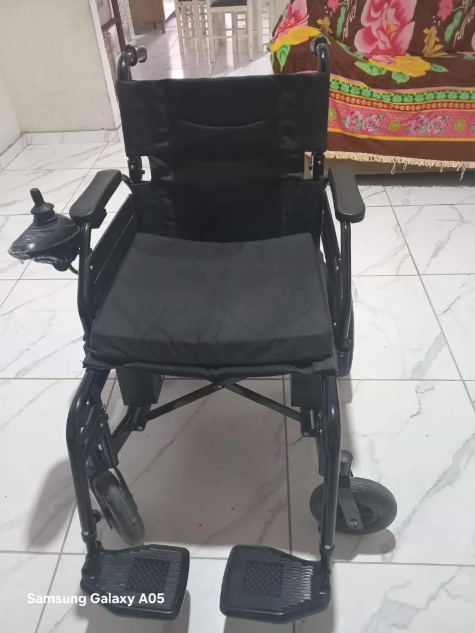 Cadeira de rodas automática dellamed para vender em estado de Nova com dez meses de uso. - Foto 3