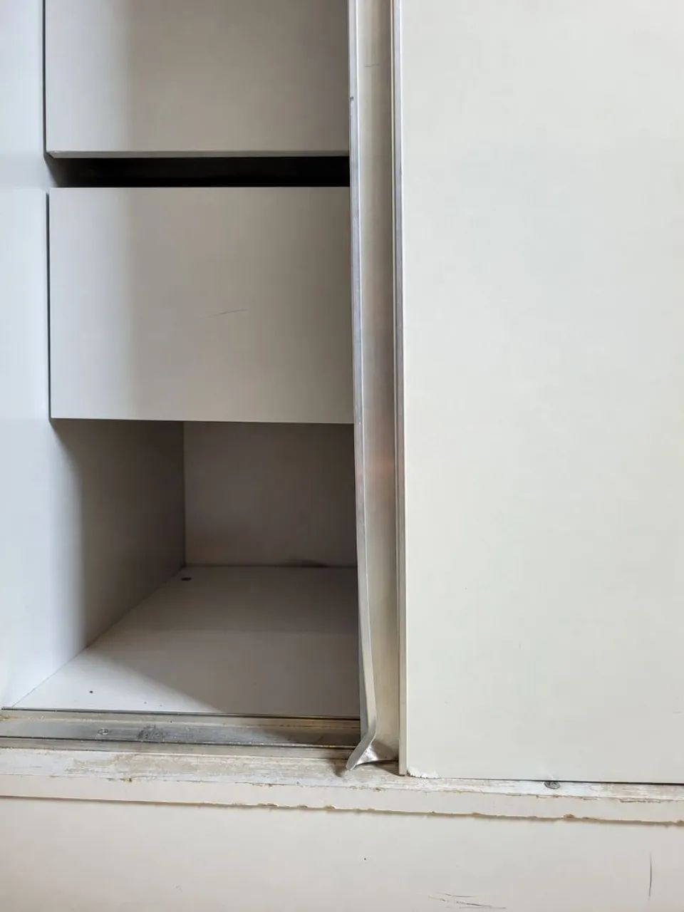 Guarda-roupa branco MDF  2 portas - Foto 5