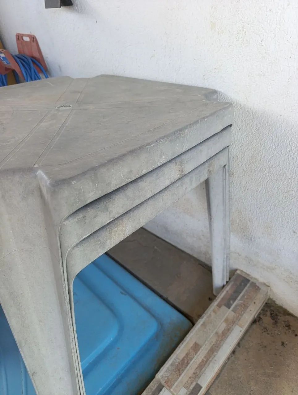 3 mesas e 7 cadeiras de plástico 