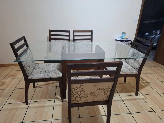 Vendo mesa com 6 cadeiras de madeira  - Foto 2
