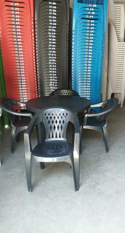 Conjunto com Mesa e Cadeiras Plásticas - Foto 3