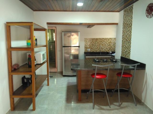 Chácara com casa de alto padrão e com linda e imensa piscina.(Tel. *) - Foto 13