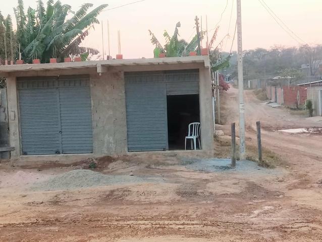 Vende se parte de cima de uma loja