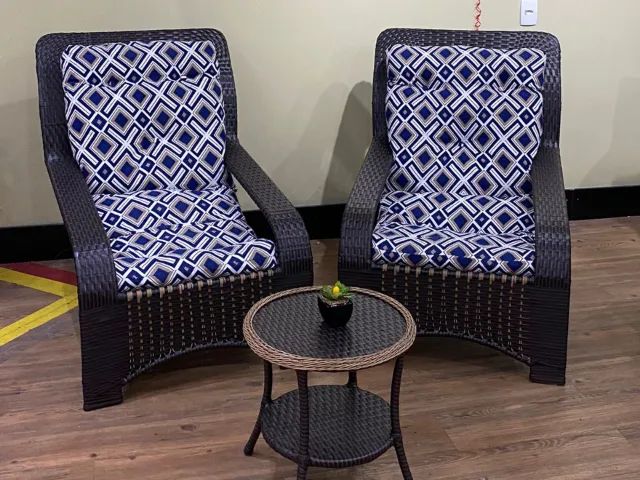 2 Poltronas Confortáveis + Mesa de Centro