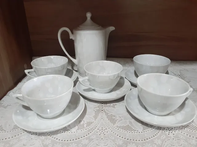 Jogo de chá e café de porcelana Pozzani Jundiaí, na cor branca com