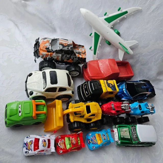 coleção de brinquedos 13 carrinhos + 1 avião - Foto 6