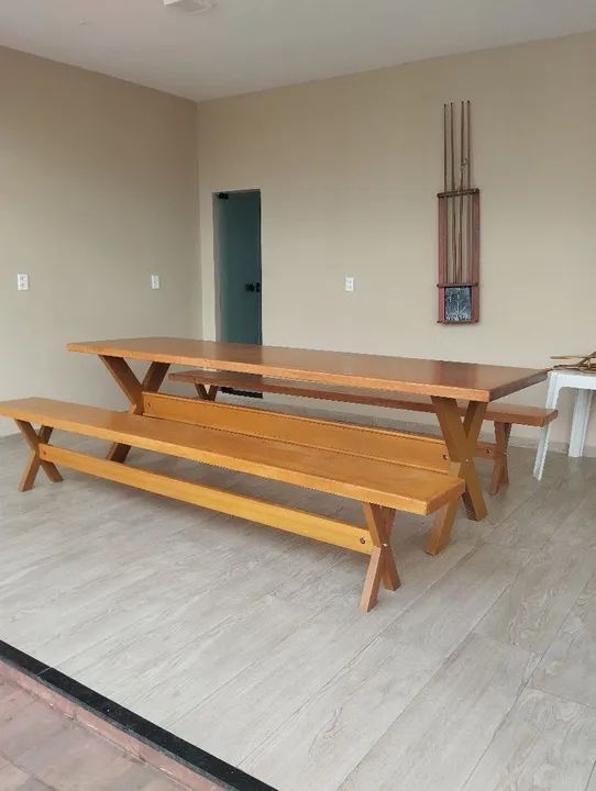 Mesa de madeira rústica com bancos - Foto 3