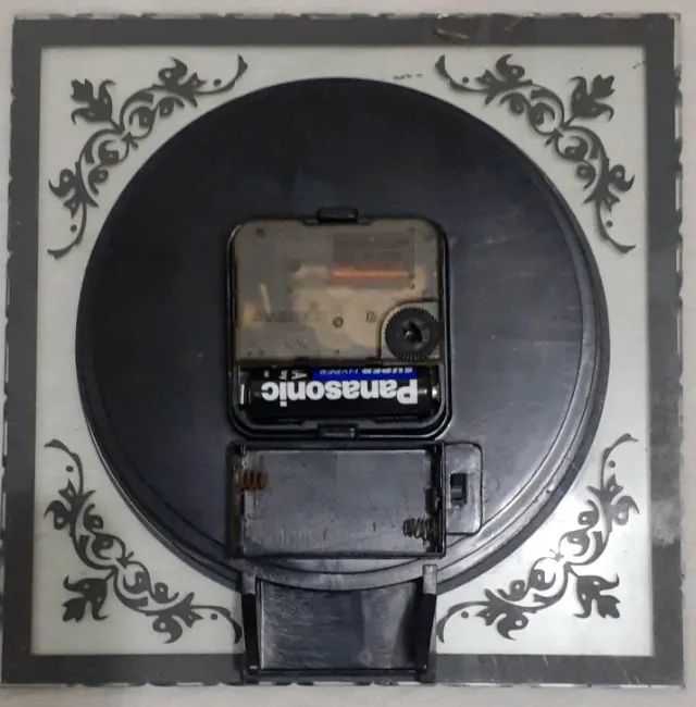 3 Itens: Relógio de mesa à pilha, Quadro da Santa Ceia e Escultura em resina. - Foto 6