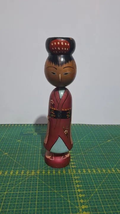 Gueixa de madeira pintada à mão