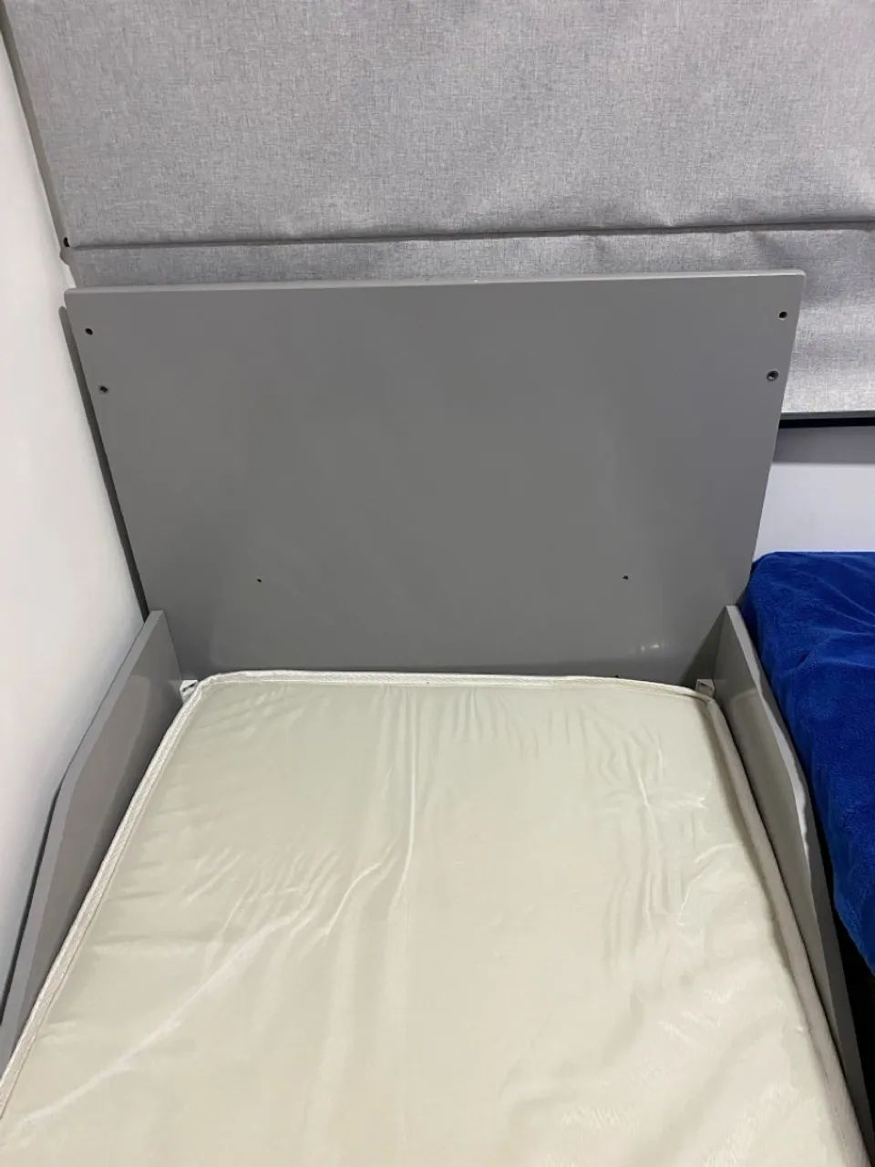 Berço Mini Cama Noah com Pés Square Mel Cinza Fosco - Foto 3