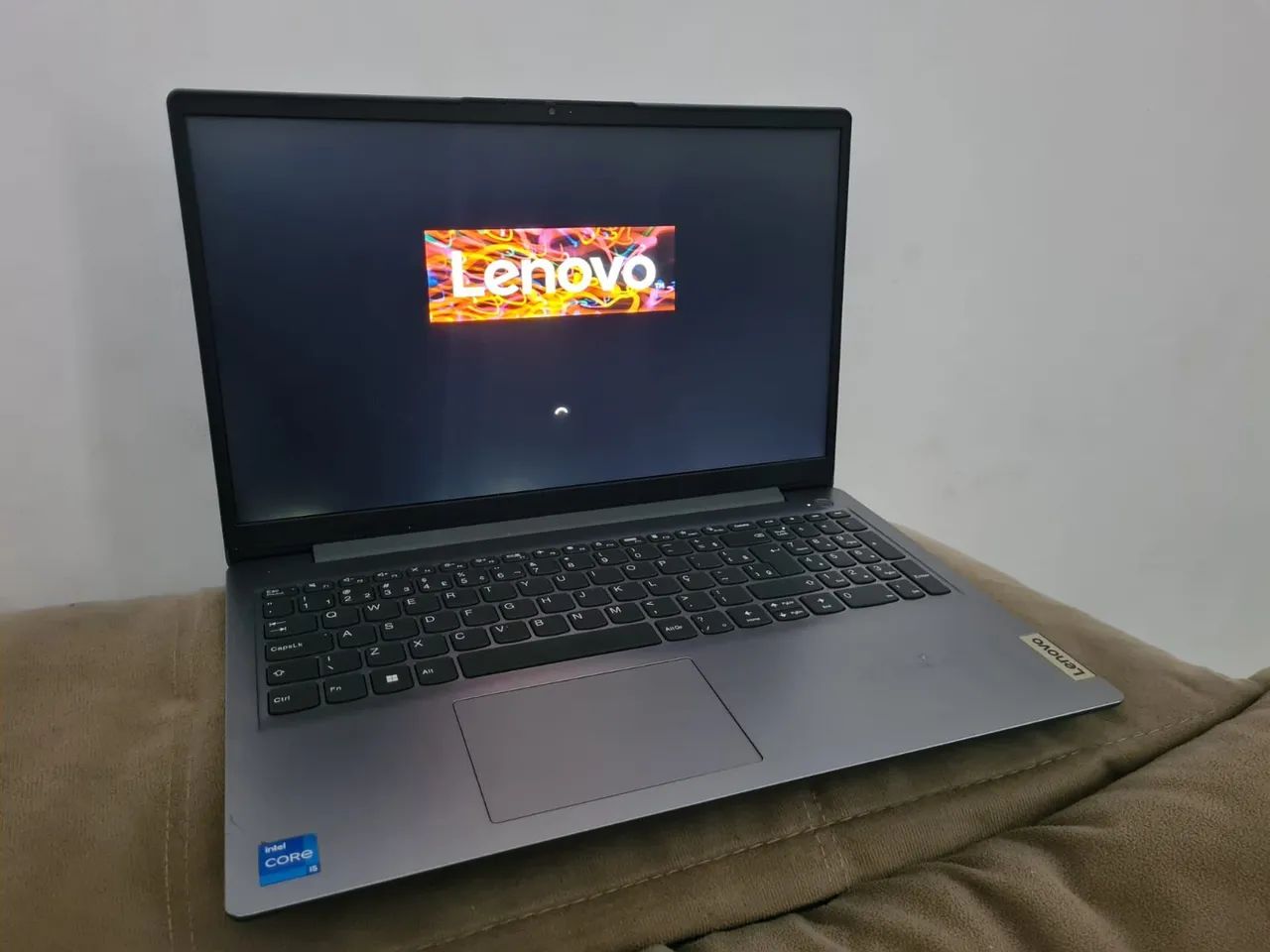 Notebook Lenovo com Intel Core i5 11Gen, Placa de Vídeo Intel Íris Xe Graphics 