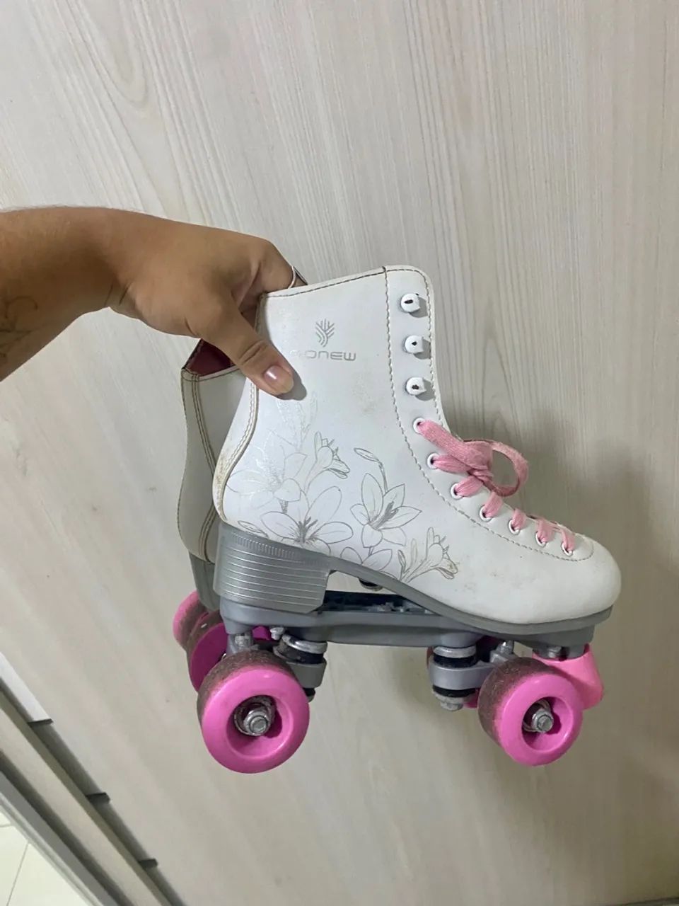Patins Roller Branco com Detalhes Florais
