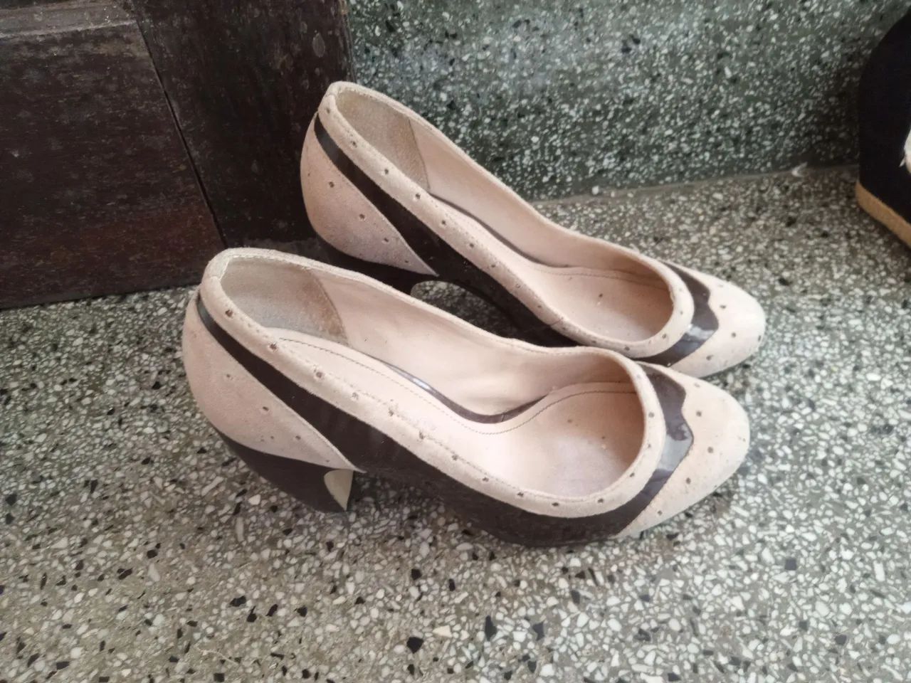 Sapatos de salto e anabella