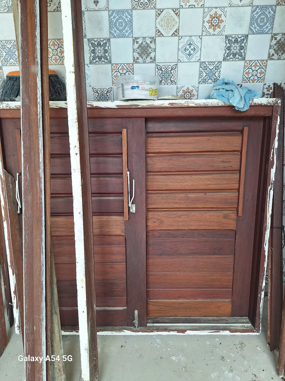 Porta de Madeira Maciça com Design Clássico