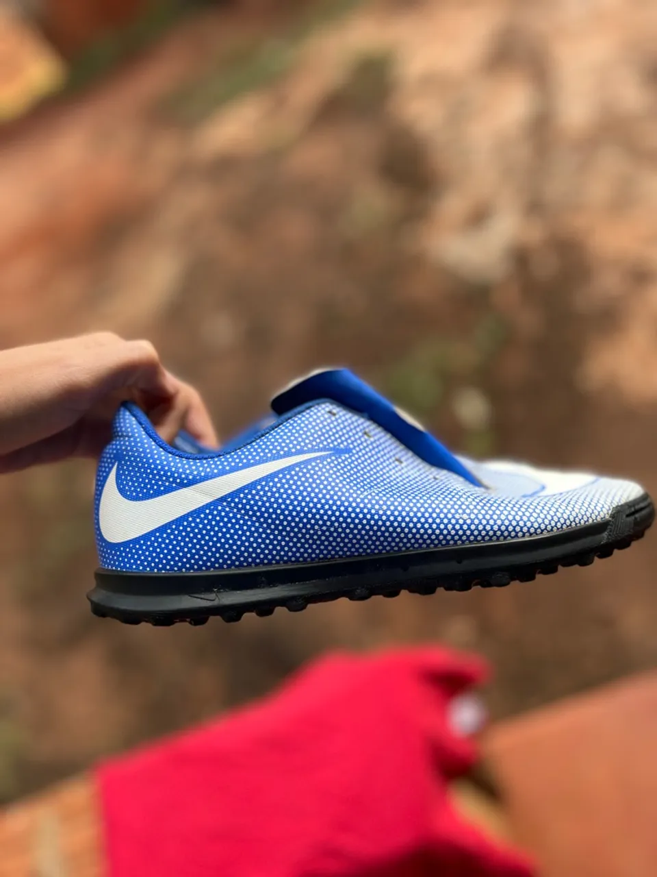 chuteira nike bravata 2 tf- Azul e branco.